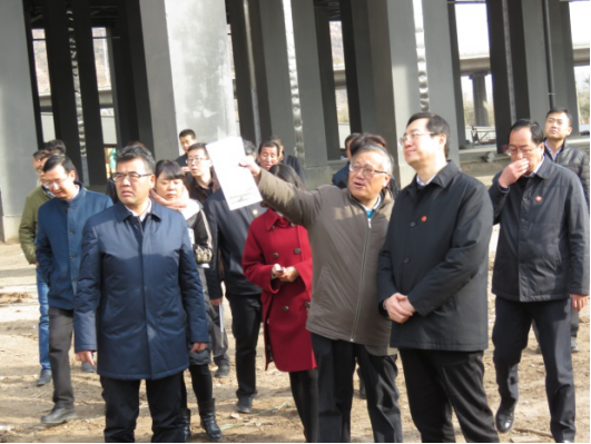 省委常委、西寧市委書記王曉在青海省物產(chǎn)集團總公司黨委書記、總經(jīng)理王玉輝陪同下，深入青海物產(chǎn)朝陽物流園區(qū)。